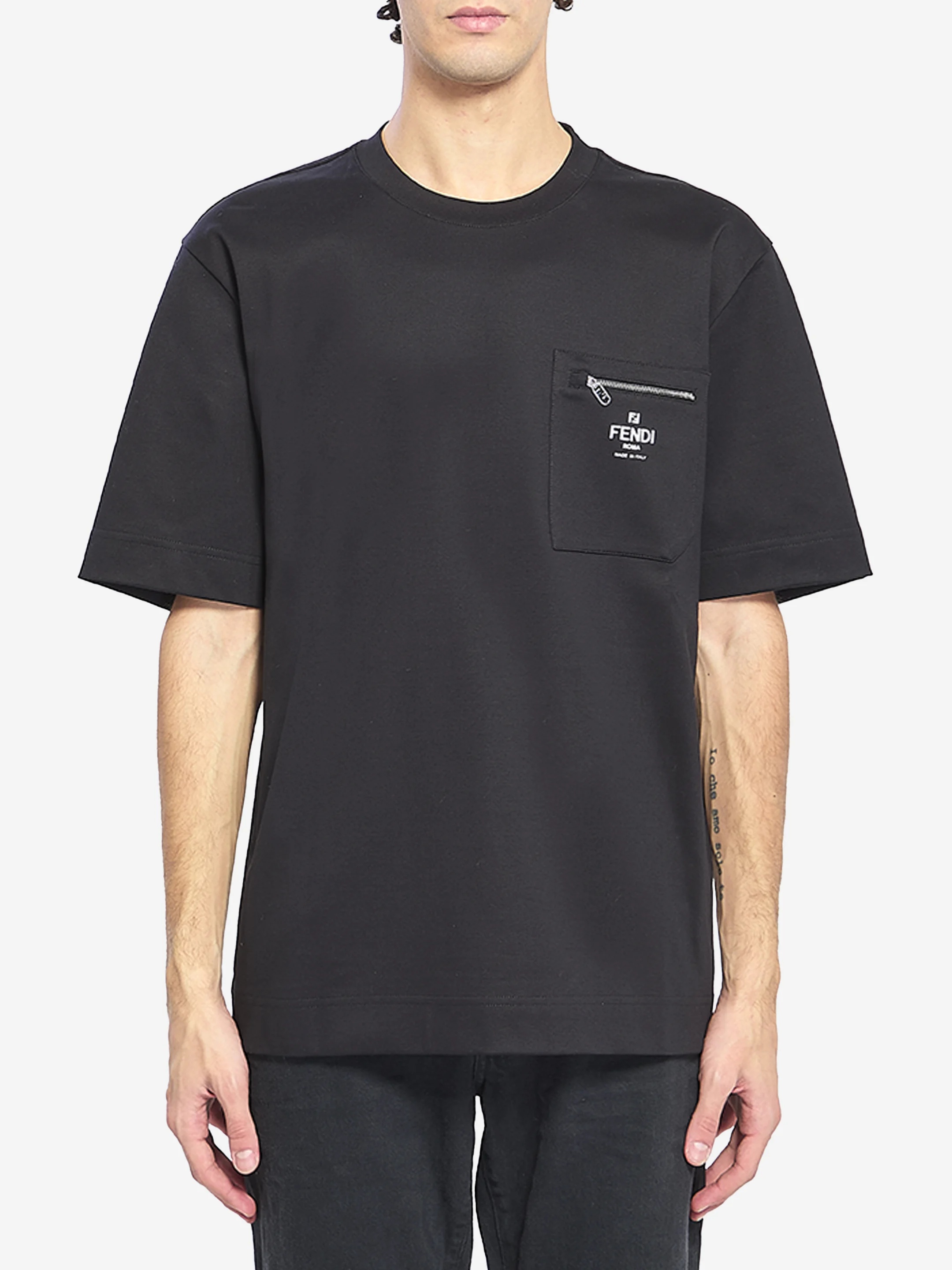 01_fendi_roma_pocket_tshirt_black_front.jpg