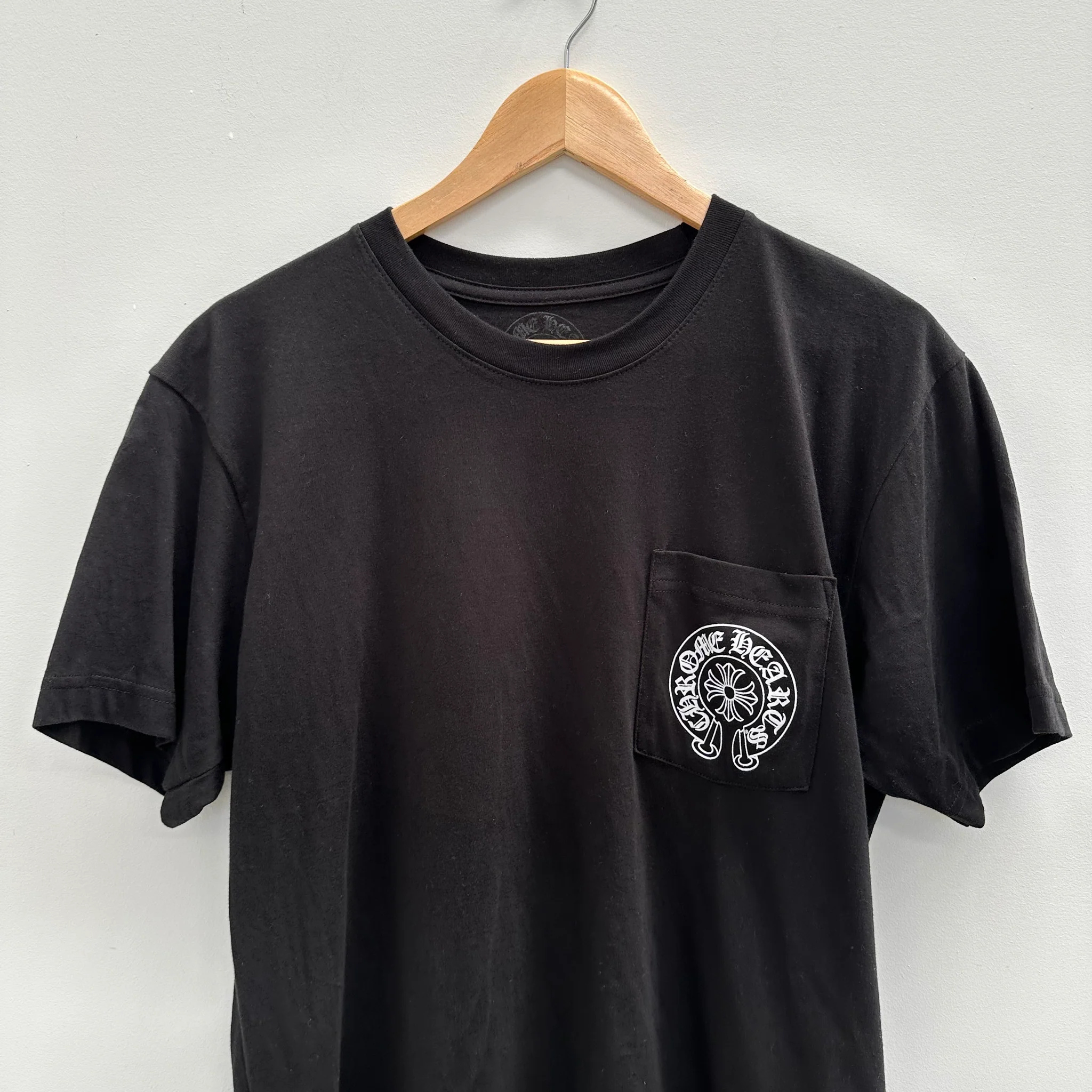 01_Chrome_Hearts_London_Black_Tshirt_front_2048.jpg