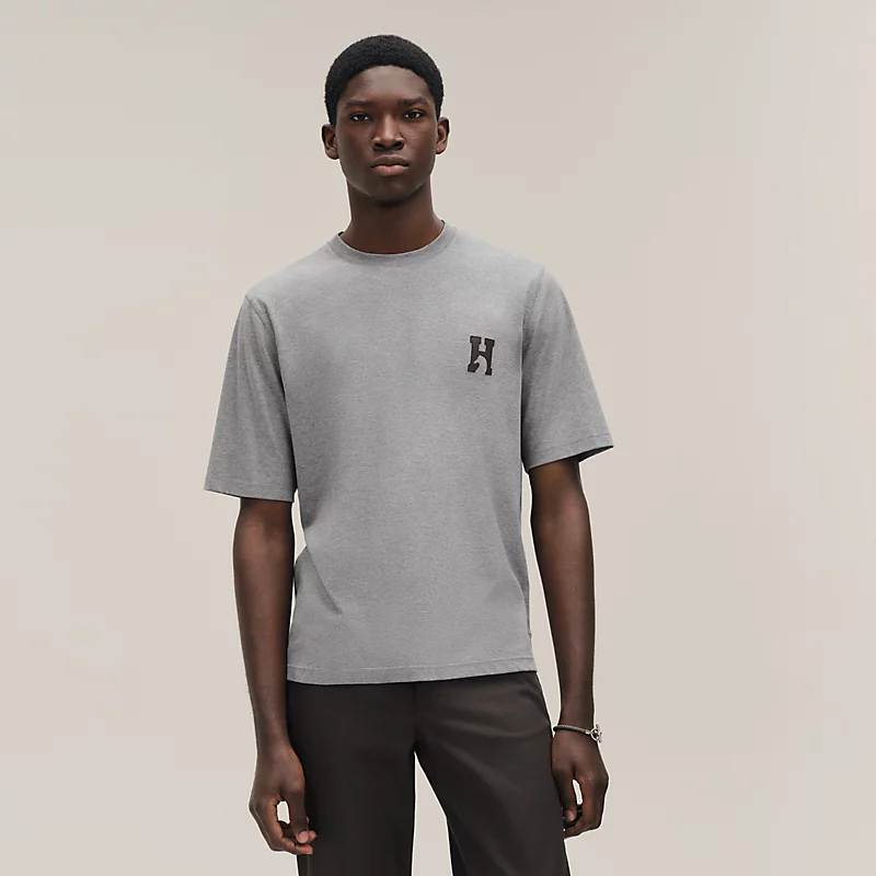 01_hermes_hcheval_tshirt_gris_logo.webp