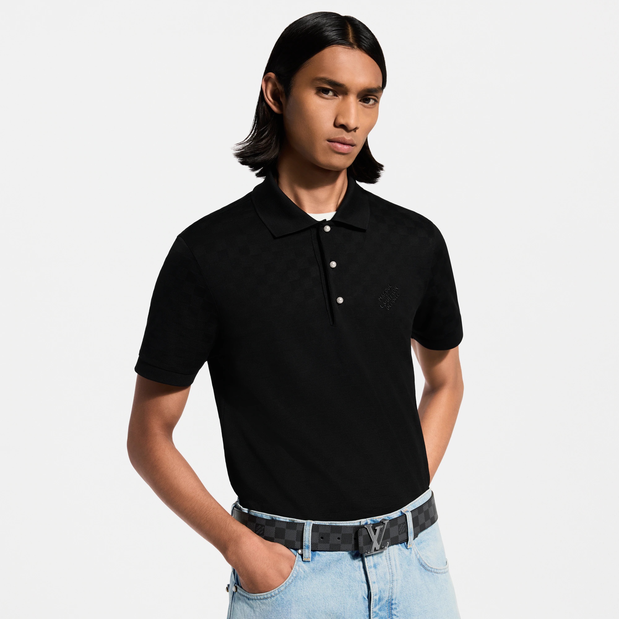 01_lv_initiales_damier_graphite_m0213t_official_worn.jpg