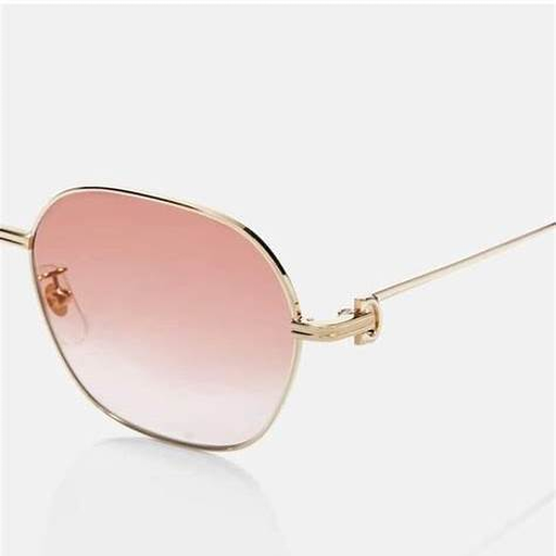 cartier_c_de_cartier_light_pink_closeup.png